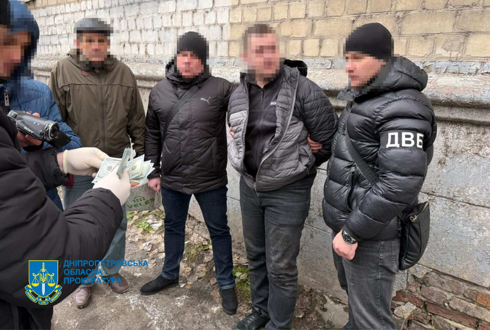 Хабарі за безперешкодне ведення господарської діяльності та «допомогу» в ухиленні від мобілізації – у Дніпрі судитимуть поліцейського (ФОТО)