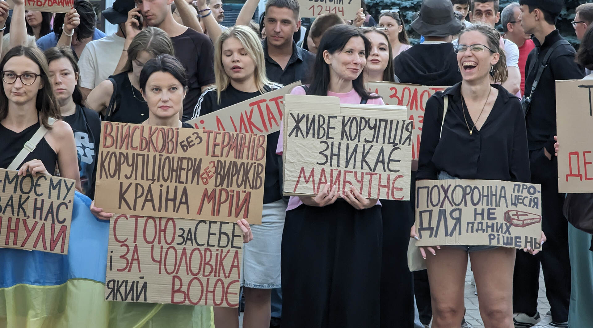 Громада стоїть на акції у Дніпрі проти закону №12414