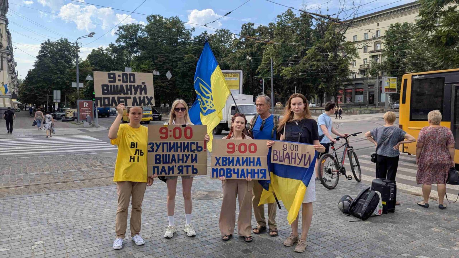 Мешканці Дніпра вшановують пам’ять загиблих військових біля ТЦ «Пасаж» під час акції «Вшануй».