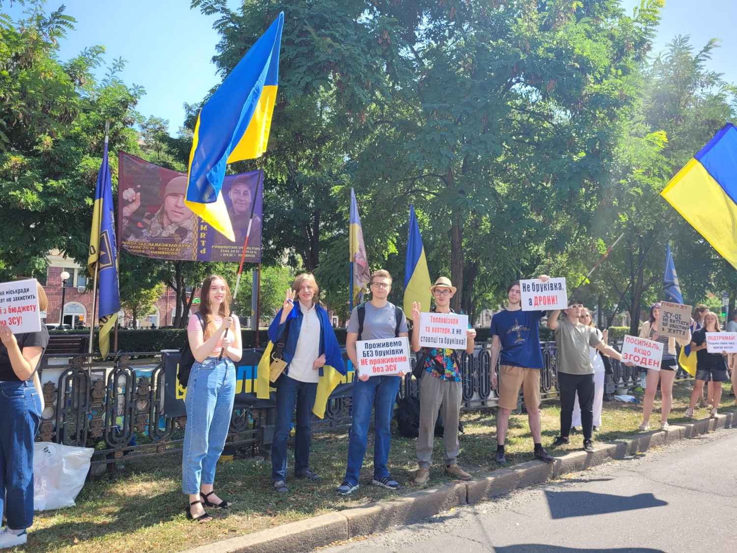 Сьогодні, 9 серпня, з 10:00 до 11:00 під стінами Дніпровської міської ради активісти проведуть мирну акцію з вимогою збільшити фінансування Сил оборони з міського бюджету.