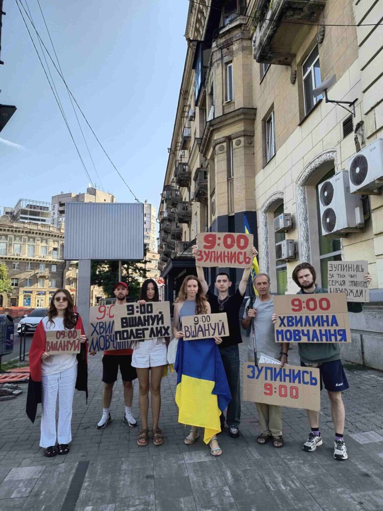 Щосуботи у центрі Дніпра біля ТЦ «Пасаж» містяни вшановують пам’ять загиблих військових у межах ініціативи «Вшануй».