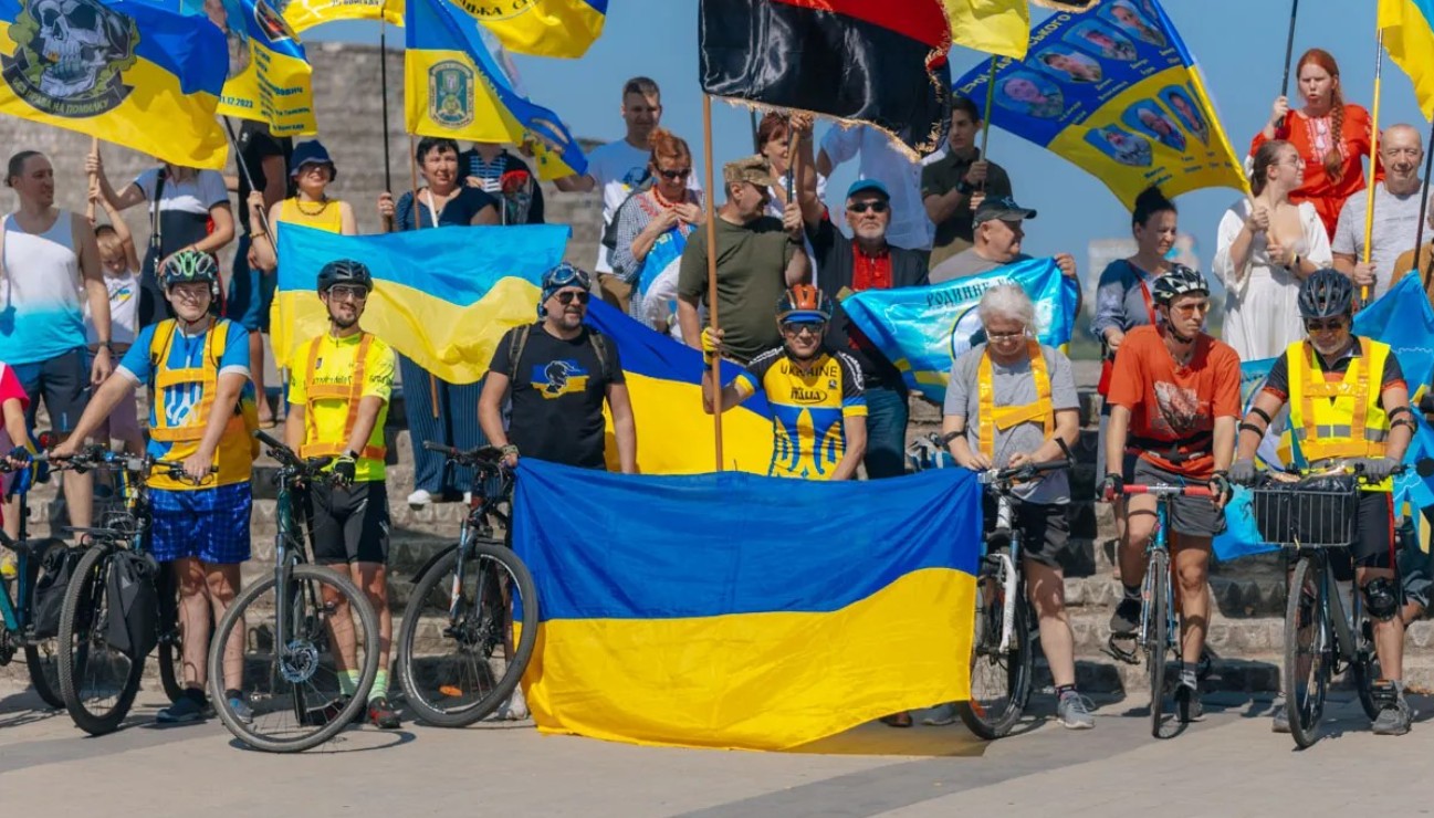 24 серпня у Дніпрі велосипедисти та автомобілісти об’єдналися у колону та проїхали під прапорами України вулицями міста до Фестивального причалу.