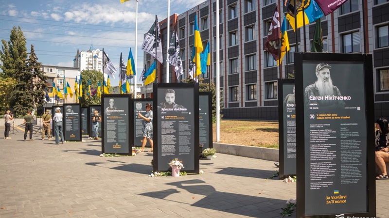 У Дніпрі відкрили четверту Алею Героїв, де увічнили 36 історій загиблих воїнів. Загалом у місті вже понад 400 історій героїв. До кінця року відкриють ще дві алеї.