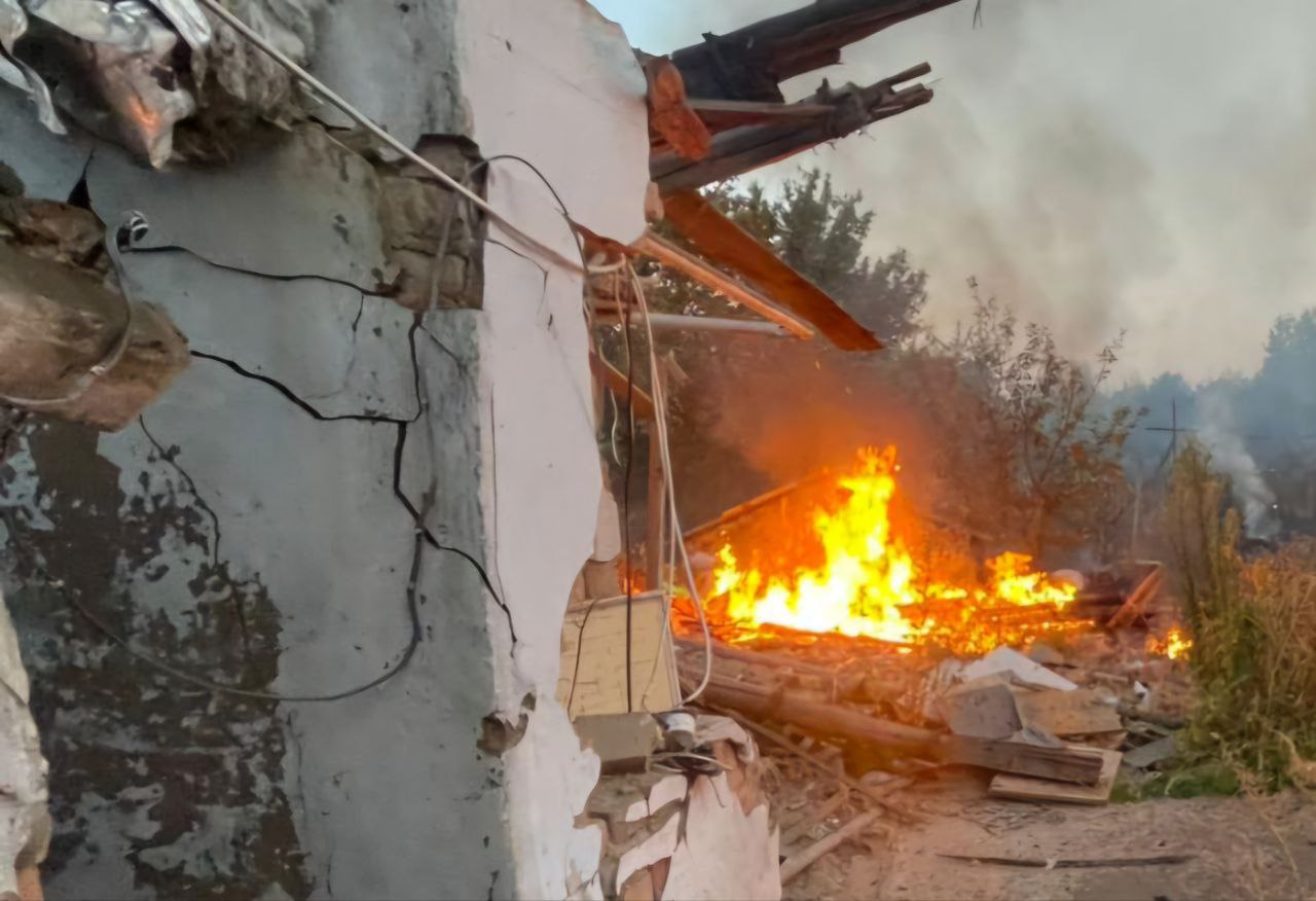 Росія вдарила по Нікопольському та Синельниківському районах: пошкоджено будинки, підприємство та інфраструктуру. Жертв немає. Деталі на Dnipro.media.