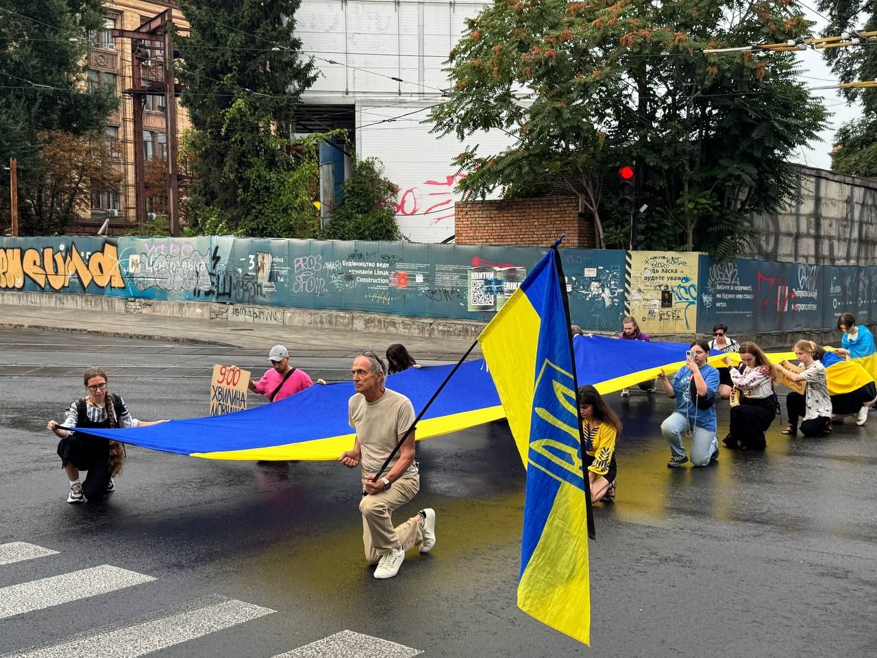 23 серпня о 9:00 у Дніпрі провели акцію «Вшануй» до Дня Державного прапора: підняли стяг, зупинили рух на хвилину, вшанувавши загиблих військових