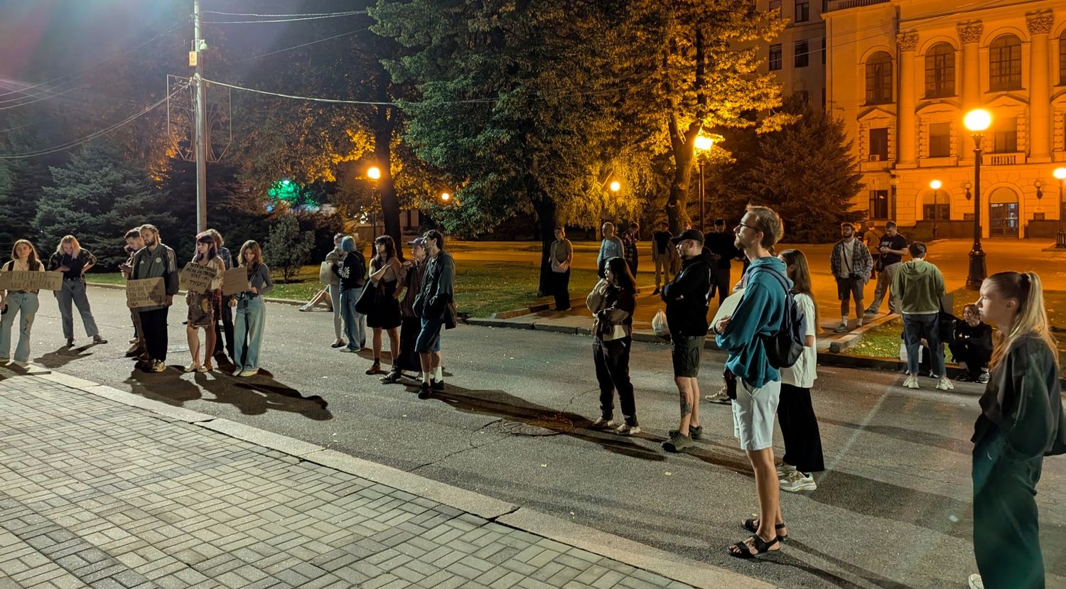 5 вересня о 20:00 біля Дніпропетровської ОВА розпочався мітинг проти законопроєктів №13260 та №13452