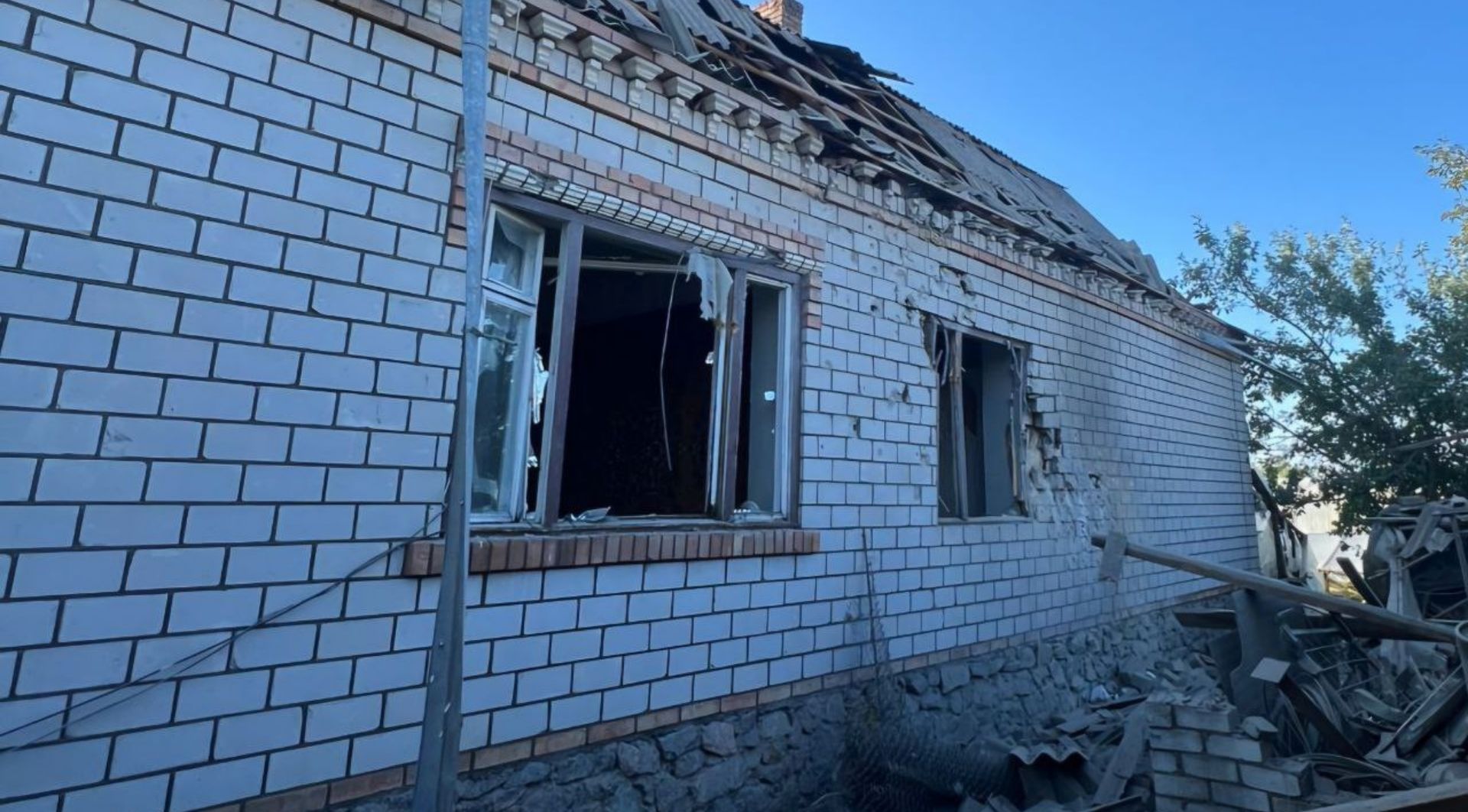Пошкоджений будинок на Дніпропетровщині внаслідок атаки