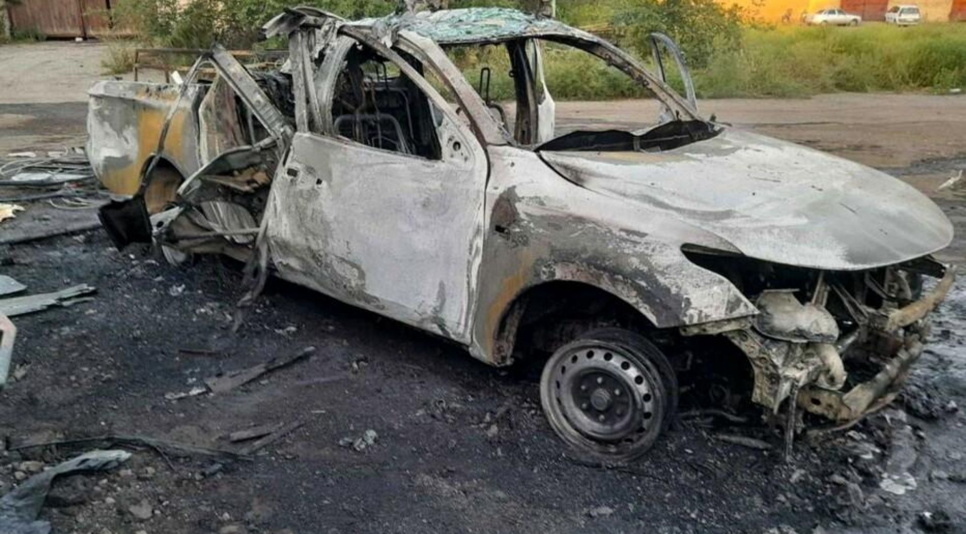 Службовий автомобіль ДТЕК згорів дотла після влучання російського дрона