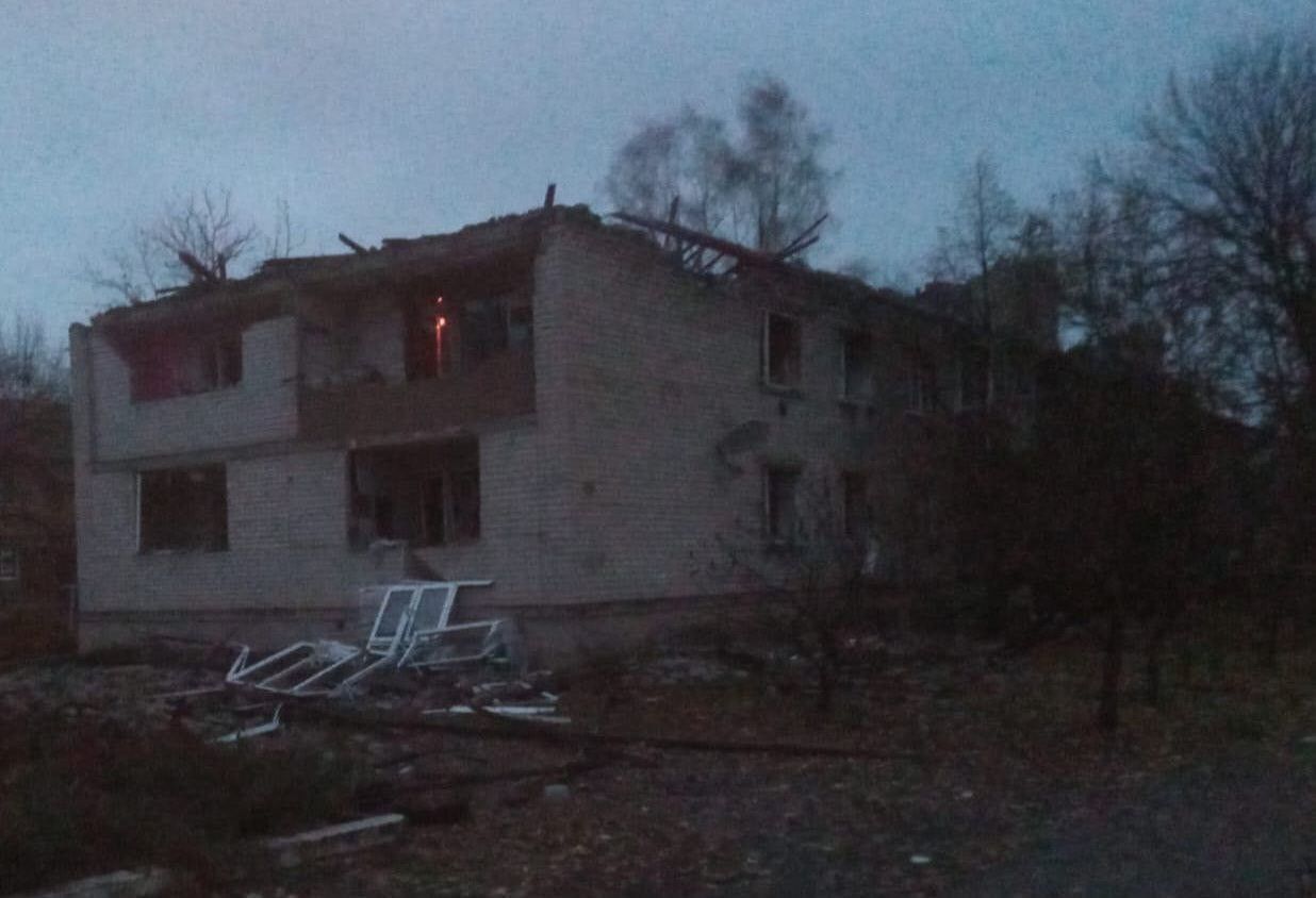 Унаслідок ракетних і дронових атак по Дніпропетровщині загинули двоє людей, ще семеро поранені. Пошкоджено будинки, інфраструктуру, авто. ППО збила шість БпЛА
