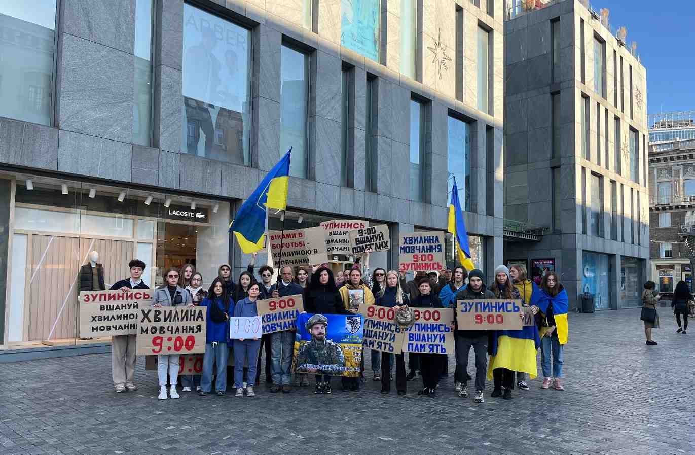4 жовтня у Дніпрі мешканці та Молодіжна рада перекрили перехрестя й хвилиною мовчання вшанували памʼять загиблих українських військових.