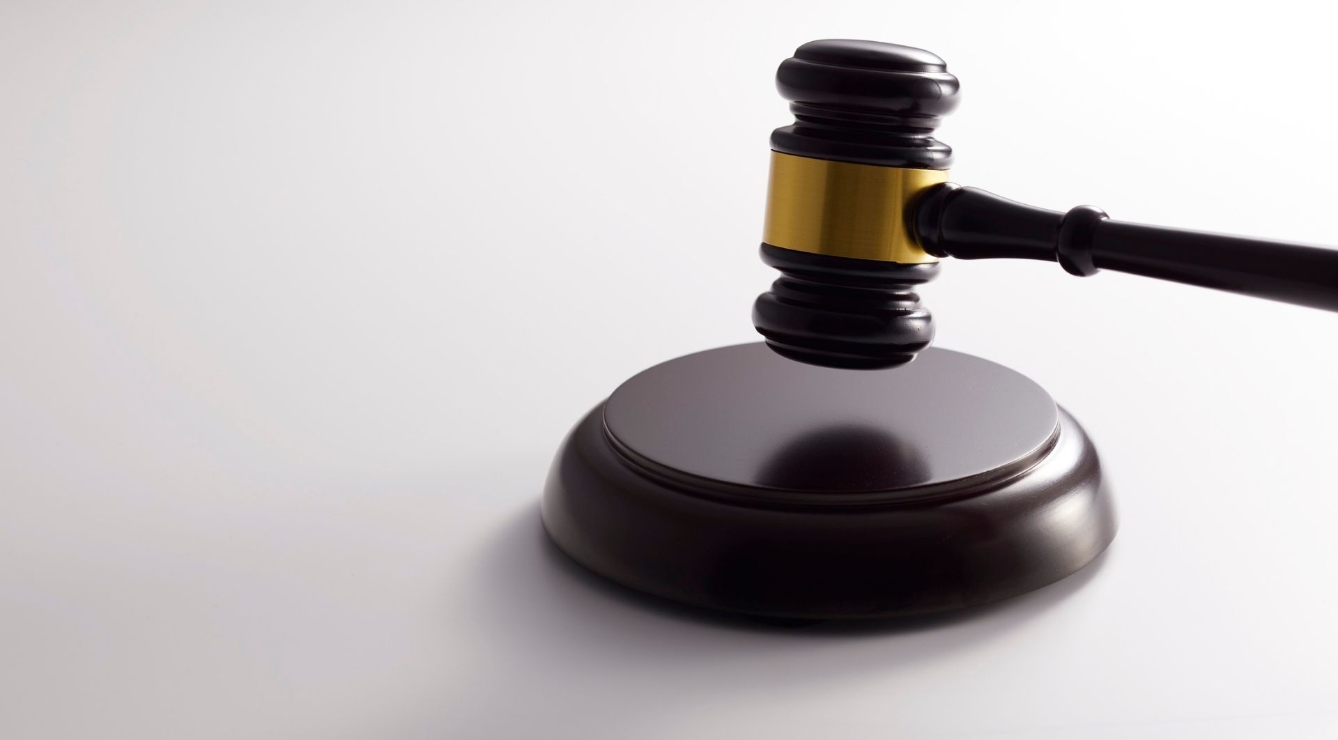 Суд Дніпровська міська рада та Дніпропетровська обласна рада