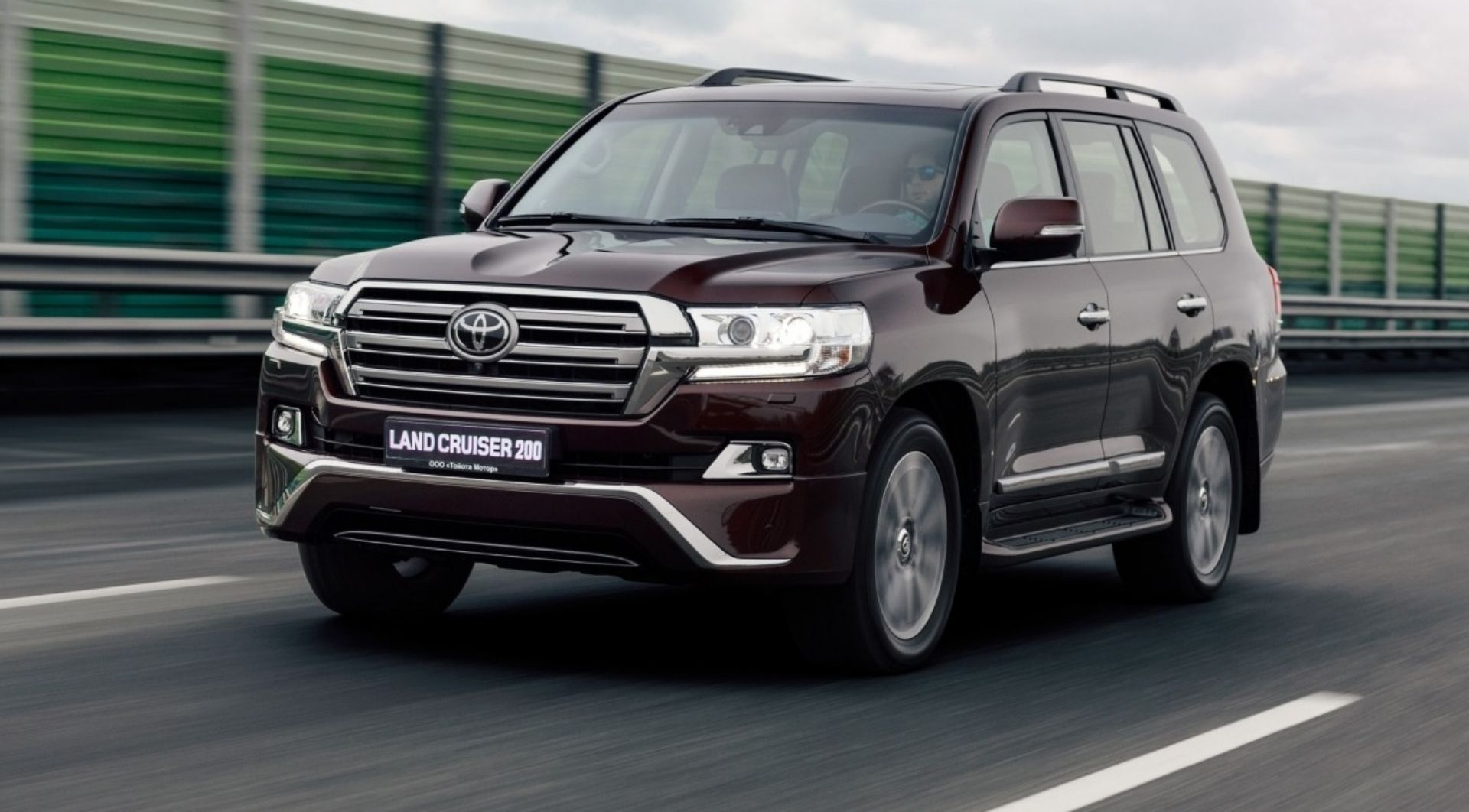 На Дніпропетровщині подали позов проти посадовиці, яка купила Land Cruiser за 10 тис. грн