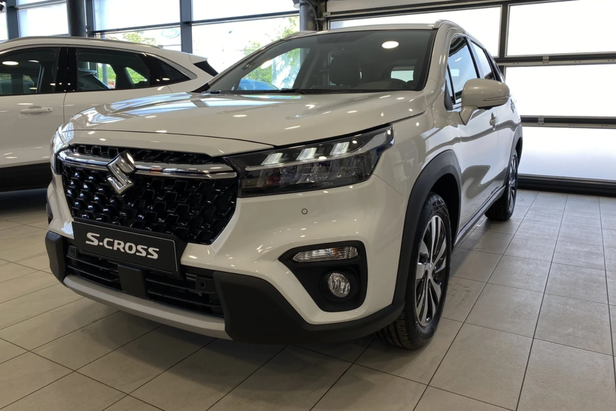 Андрій Бабський купує автомобіль SUZUKI S-Cross 2025 року випуску вартістю 1 217 000 грн. Цю покупку він відображає як витрати у декларації за лютий 2026 року